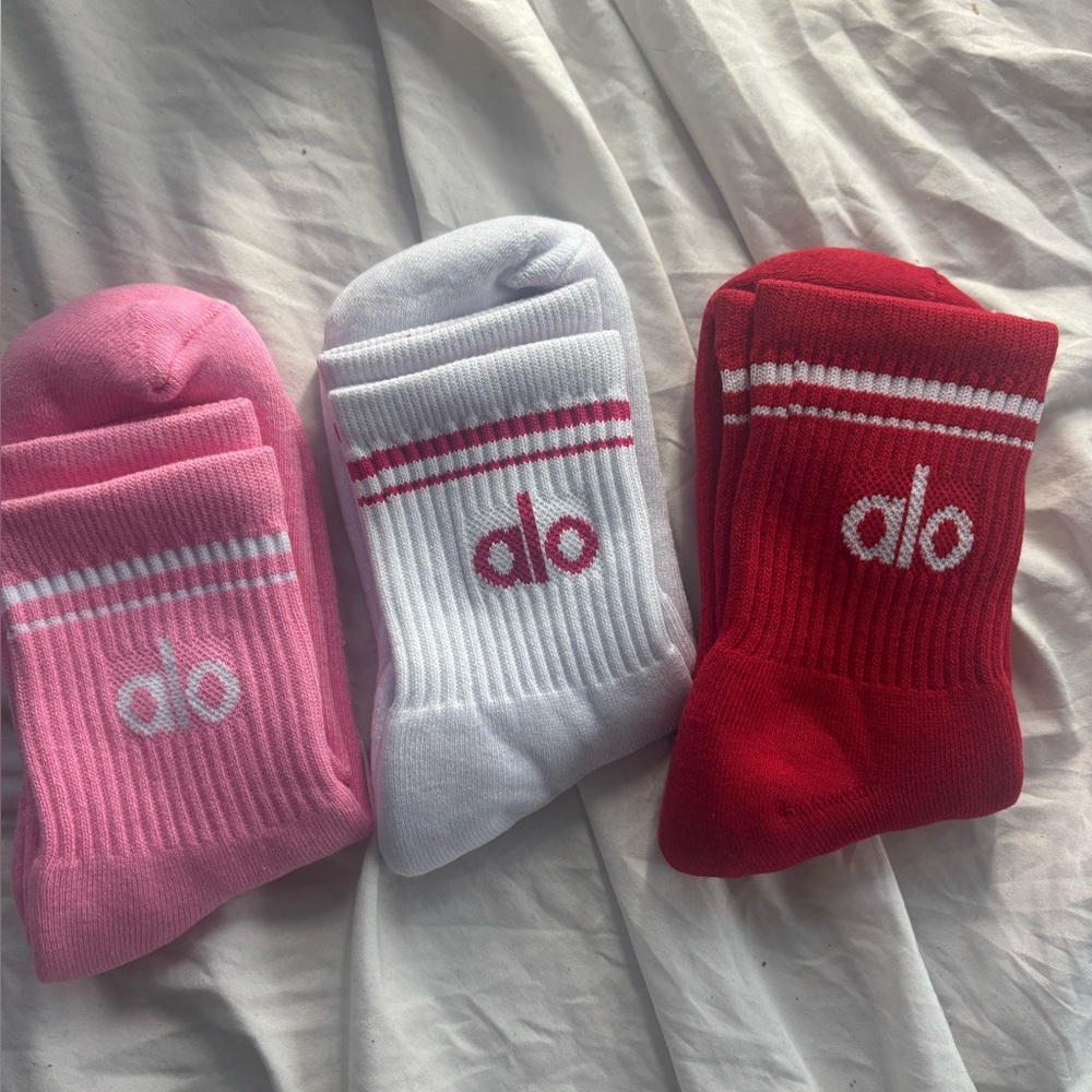 ALO Yoga Women's Ribbed Crew Socks - Pink, White, Red